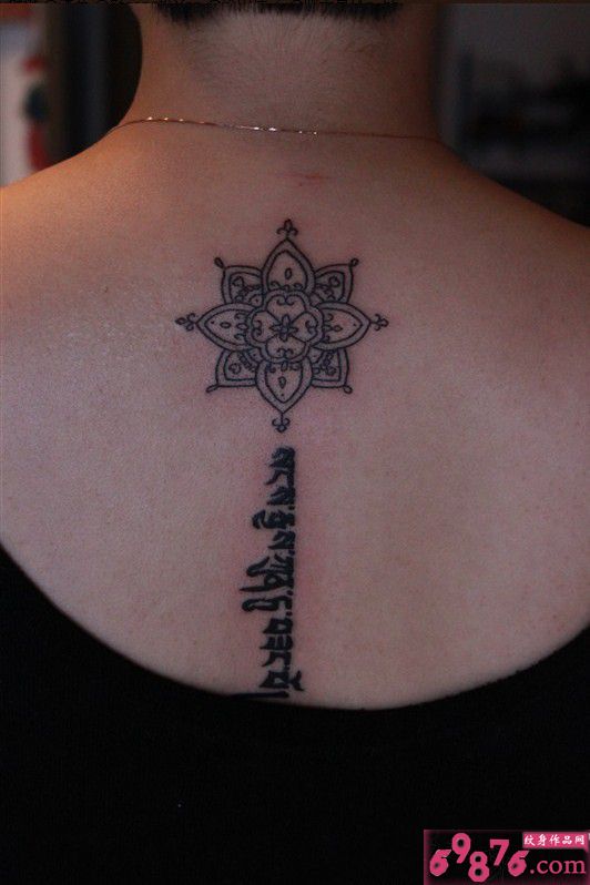 创意梵花文背部纹身图片