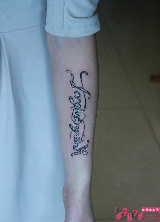 花体英文手臂纹身图片