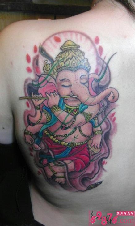 时尚女性背部唯美吹笛子象神纹身图片图片