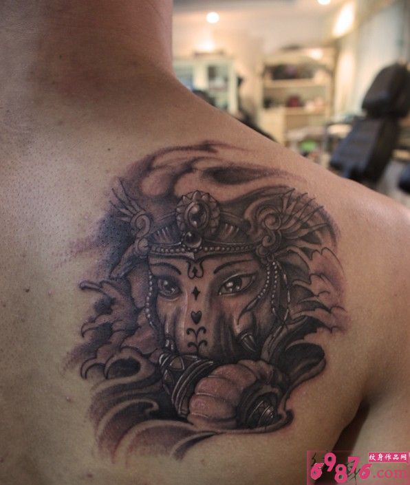 肩部萌象神纹身图片