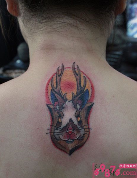 萌兔子鹿角创意颈部纹身图片