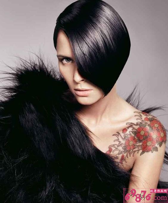 欧美模特香肩花纹身