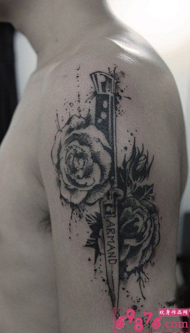 复古剑与玫瑰黑白手臂纹身