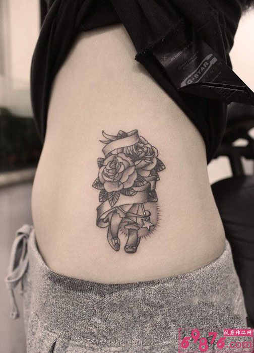 性感小蛮腰黑白玫瑰纹身