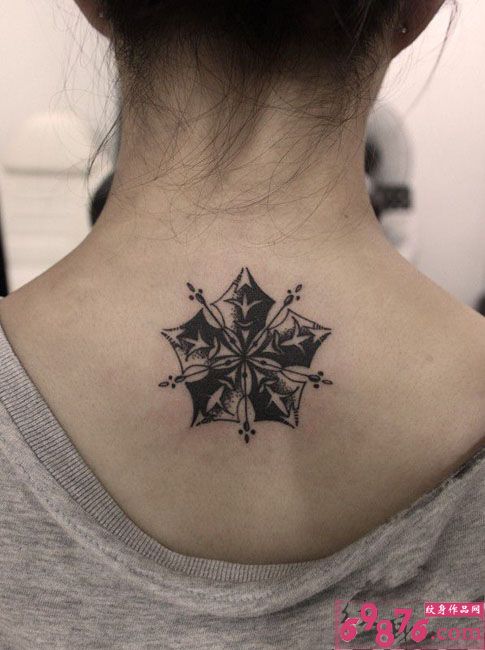 创意雪花变奏曲颈部纹身图片