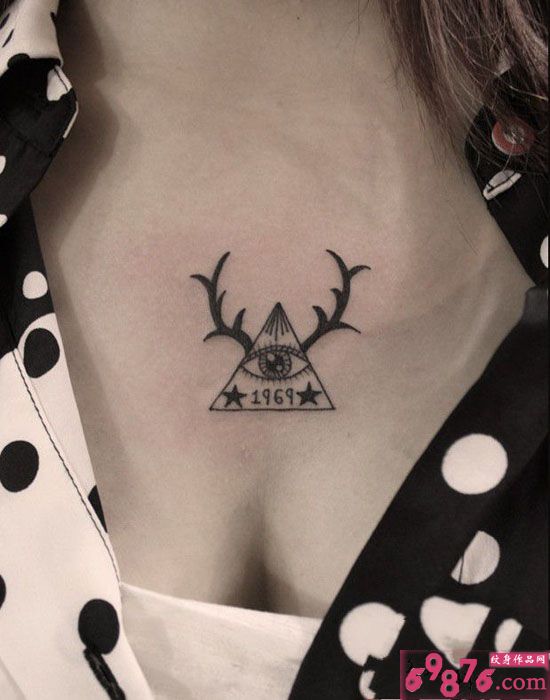 三角眼睛鹿角黑白胸口纹身