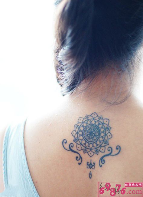 清新小梵花颈部纹身图片