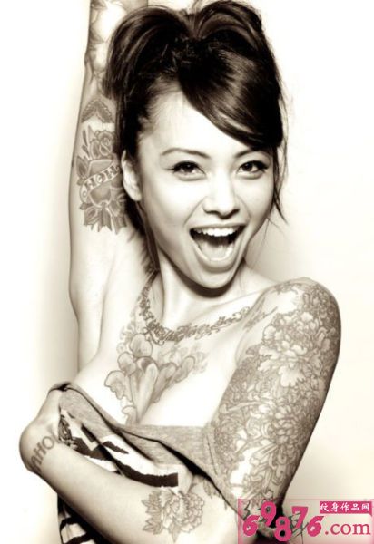 网络爆红性感纹身女孩