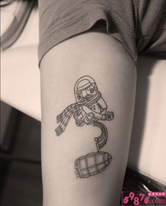 黑白太空人创意手臂纹身