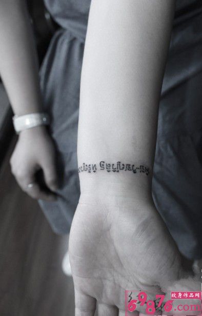 黑白藏文手腕纹身图片