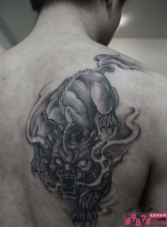 黑白貔貅图腾背部纹身图片