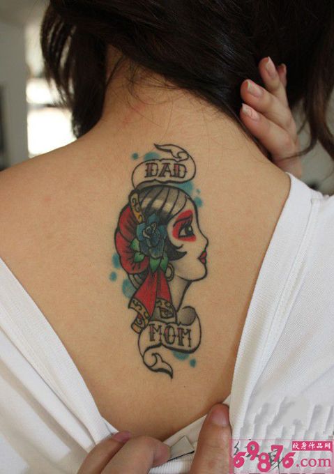 彩色美女头像颈部纹身图片