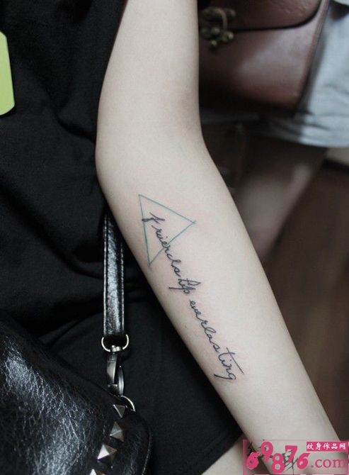 小臂内侧三角形英文纹身图片