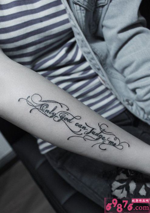花体英文手臂纹身图片