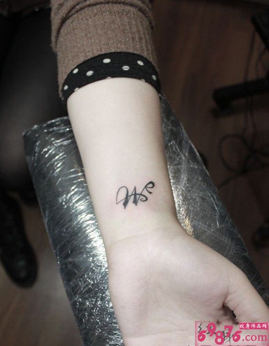 手腕简洁英文纹身图片