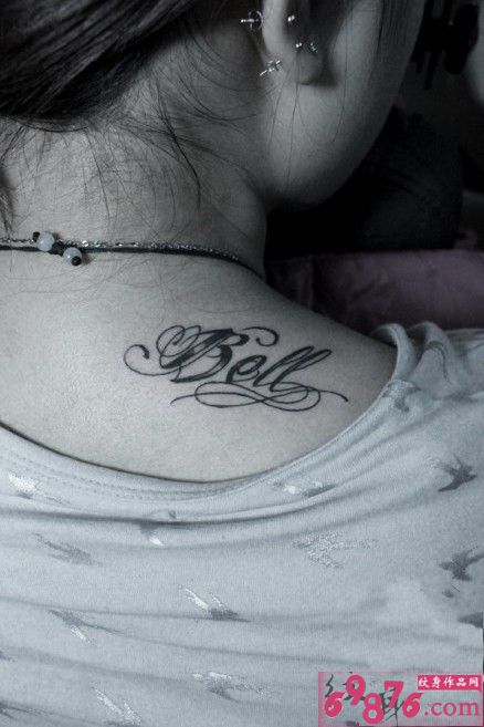 黑白英文唯美香肩纹身