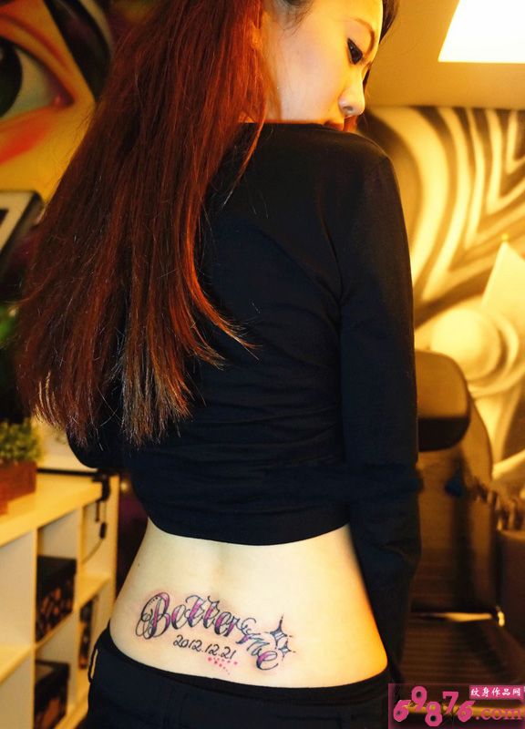 性感美女细腰花体英文纹身图片