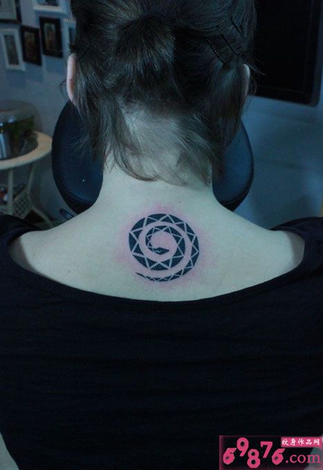 创意蛇图腾后颈纹身图片