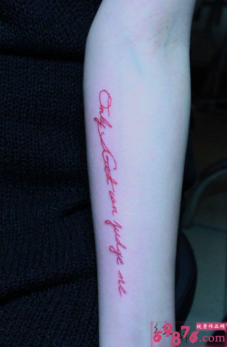 红色英文字母手臂纹身图片