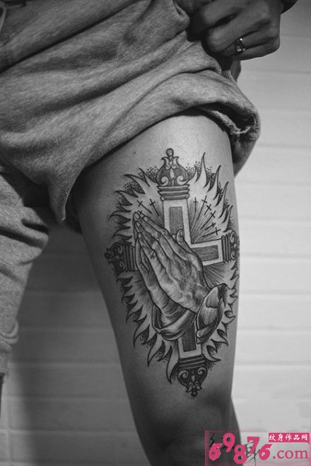 创意十字架双手祈祷黑白纹身