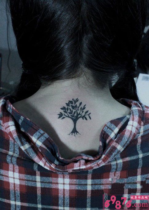 清新小树后颈纹身图片