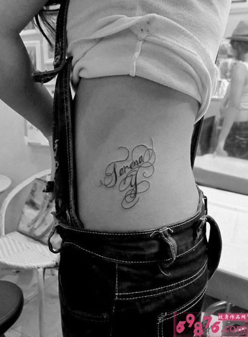 时尚英文黑白腰部纹身