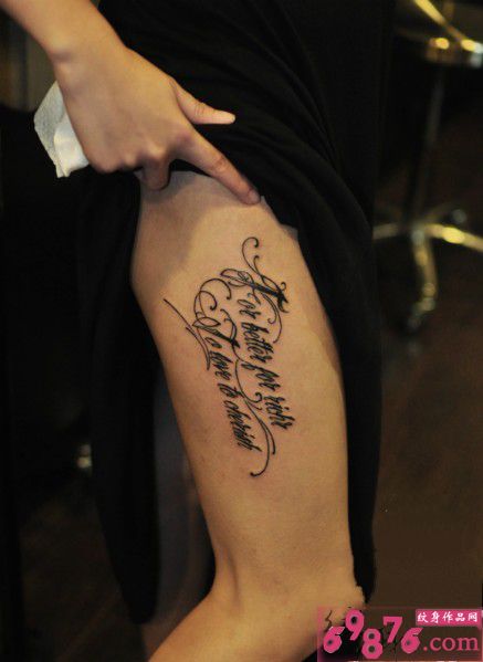 创意花体英文大腿纹身图片