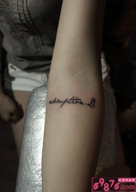 清新英文字体手臂纹身图片