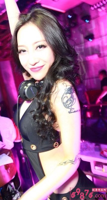 狂野美女手臂优雅波斯猫纹身图片