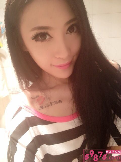 大眼美女锁骨唯美英文红唇纹身图片