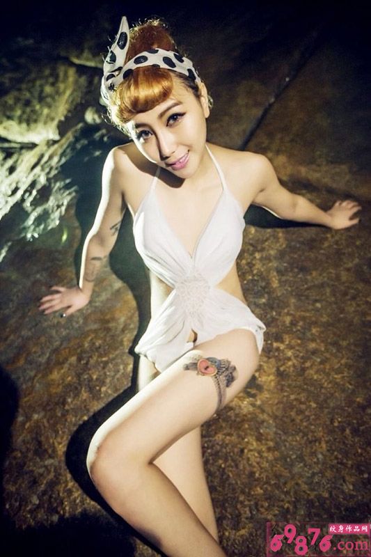 性感美女大腿蕾丝心锁纹身图片