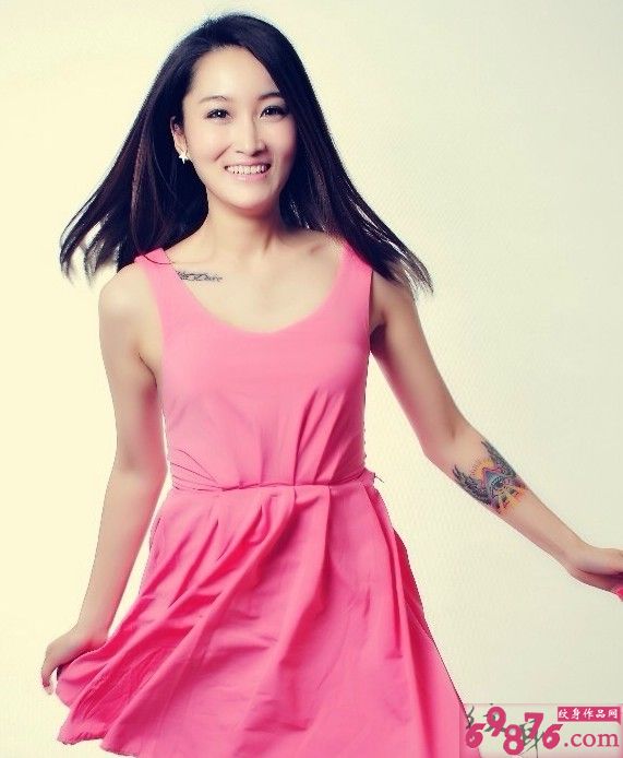 清新美女锁骨英文纹身