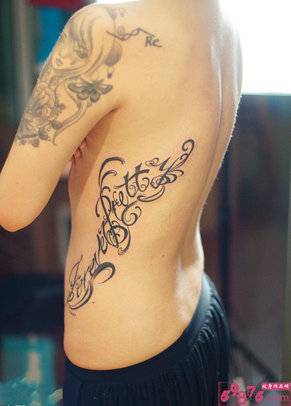 唯美腰部创意花体英文纹身图片