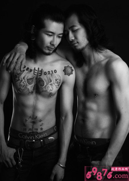 型男胸口另类黑白创意纹身