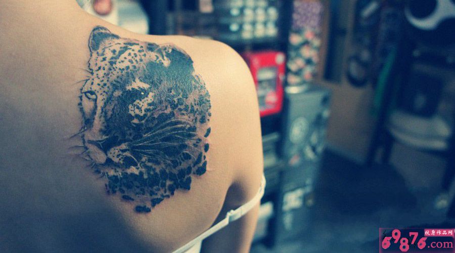 肩部霸气豹子头像纹身现场