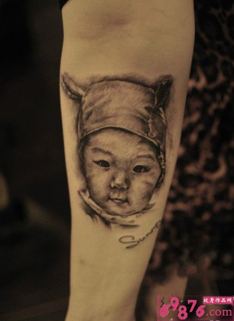 可爱宝宝头像黑白手臂纹身