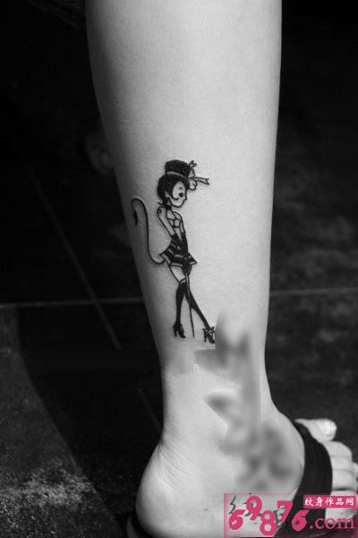性感摩登女郎脚踝黑白纹身