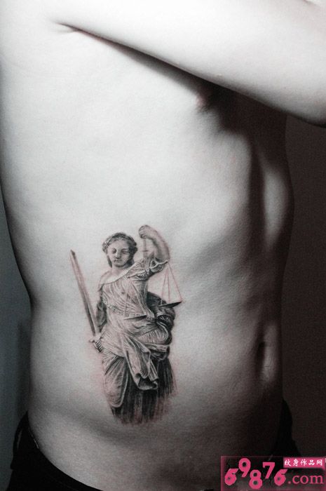 欧美正义女神腰部纹身图片