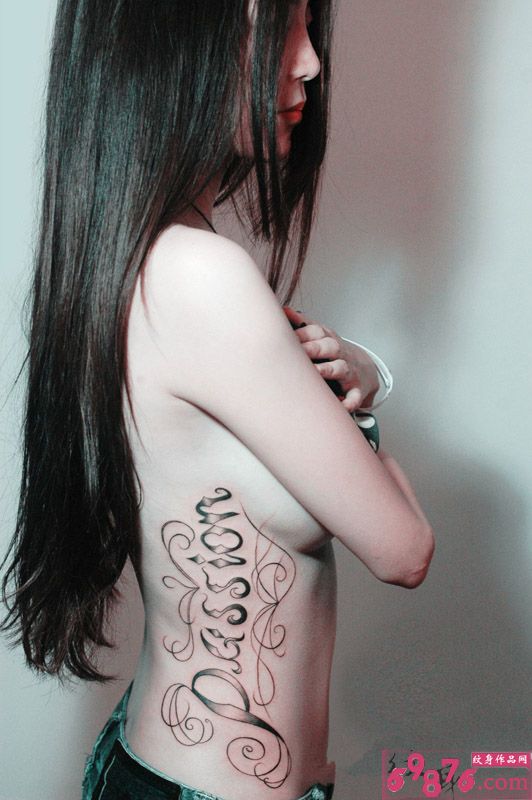 细腰美女侧腰大花体英文纹身图片