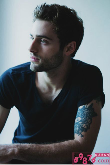 帅气型男时尚手臂纹身