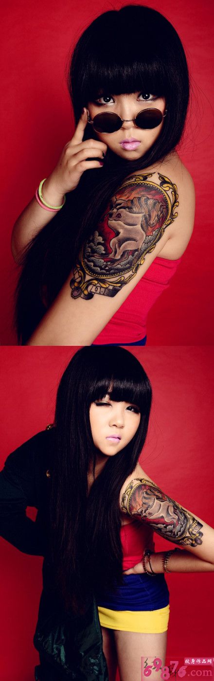 个性美女白马与镜子手臂纹身