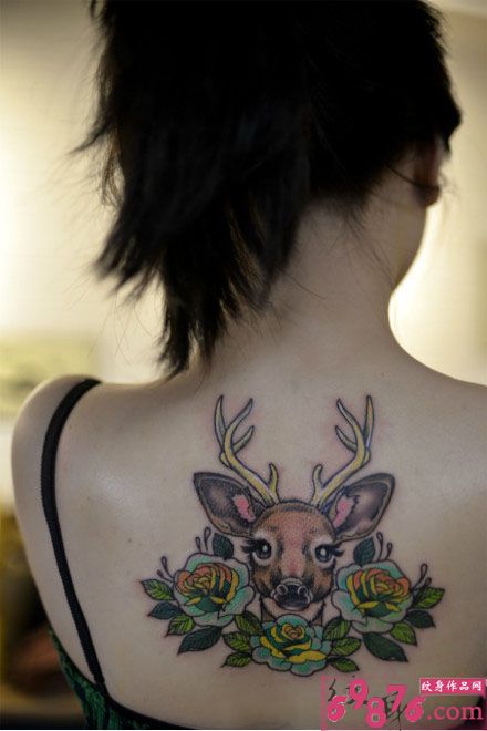 时尚女性后背漂亮好看的可爱小鹿玫瑰图片