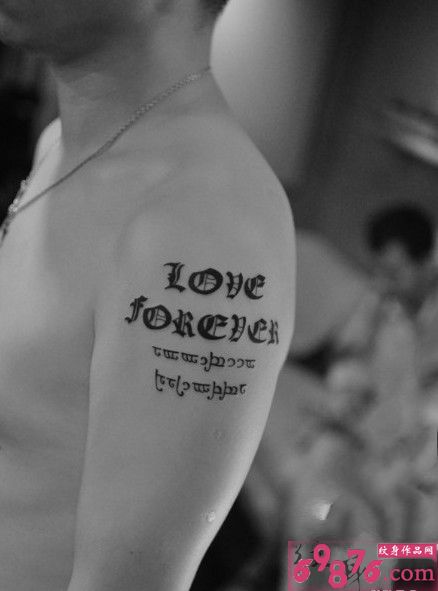 哥特式英文黑白纹身