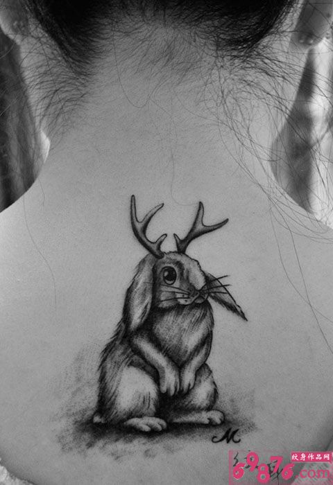 女生后颈可爱萌兔子纹身