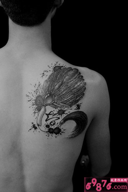 黑白水墨风羽毛扇子纹身