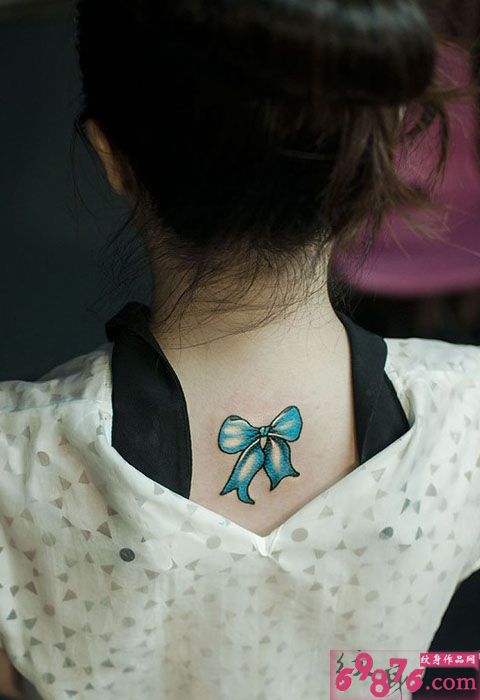 蓝色蝴蝶结后颈纹身图片