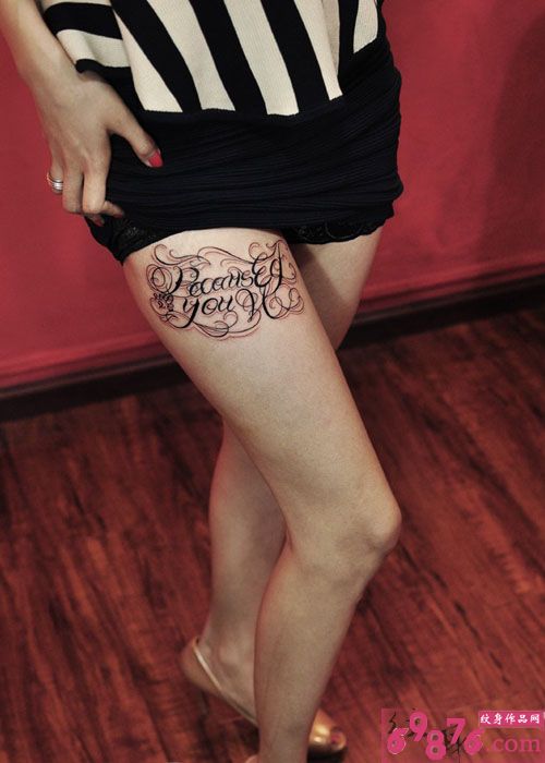 性感大腿花体英文纹身图片