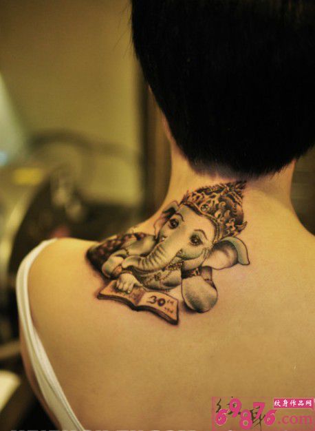 可爱萌象神脖子纹身图片