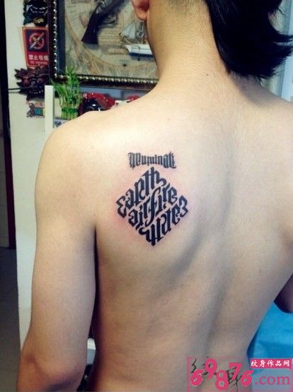 另类梵文肩部纹身图片