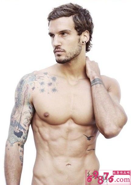 欧美型男时尚个性花臂纹身图片